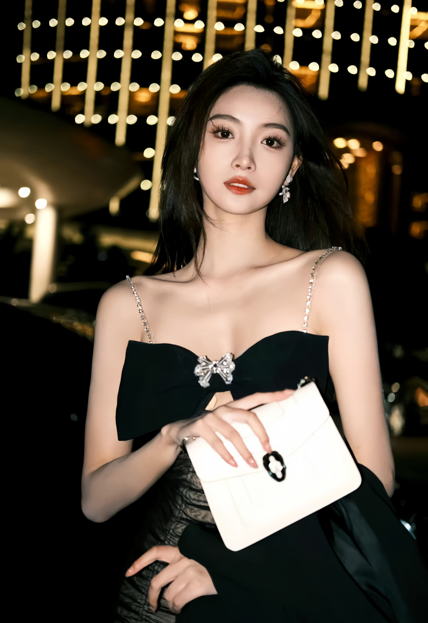 金佳悦不仅有专业的实力和扎实的主持功底,而且身材傲人,颜值颇高!