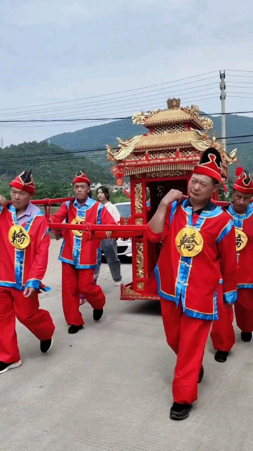 古代婚礼新郎骑马迎亲图片