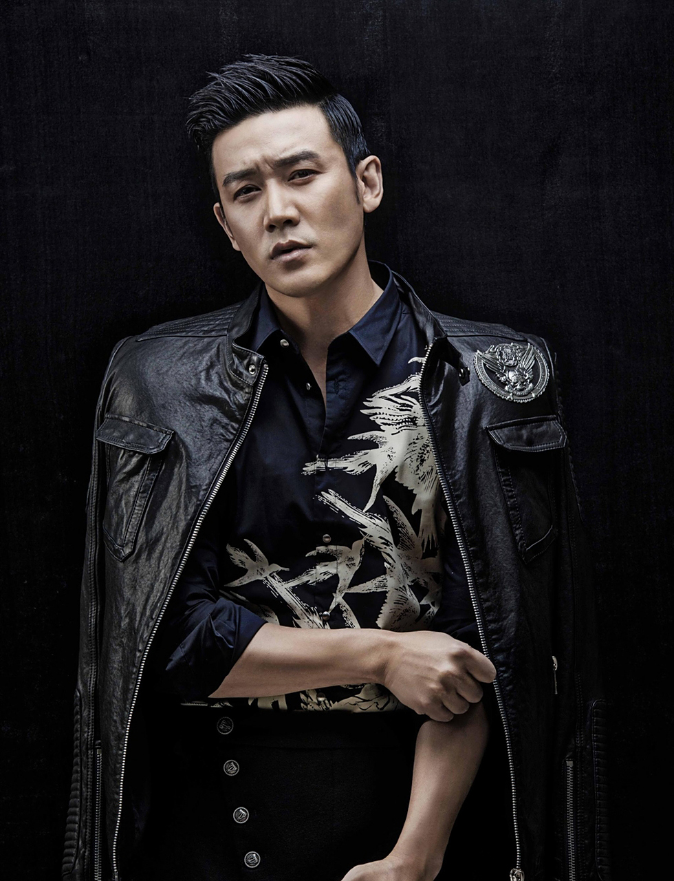 在妻子鲍蕾满满的爱和安全感里的陆毅,甚至带着一些孩子气