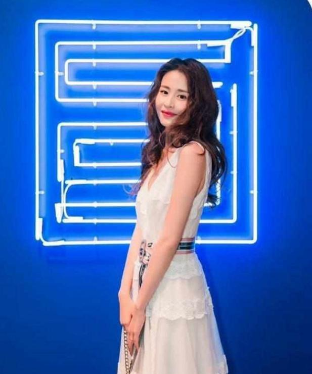 颖儿换了新发型,"羊毛卷"配白色蕾丝裙仙气十足,美得开挂!