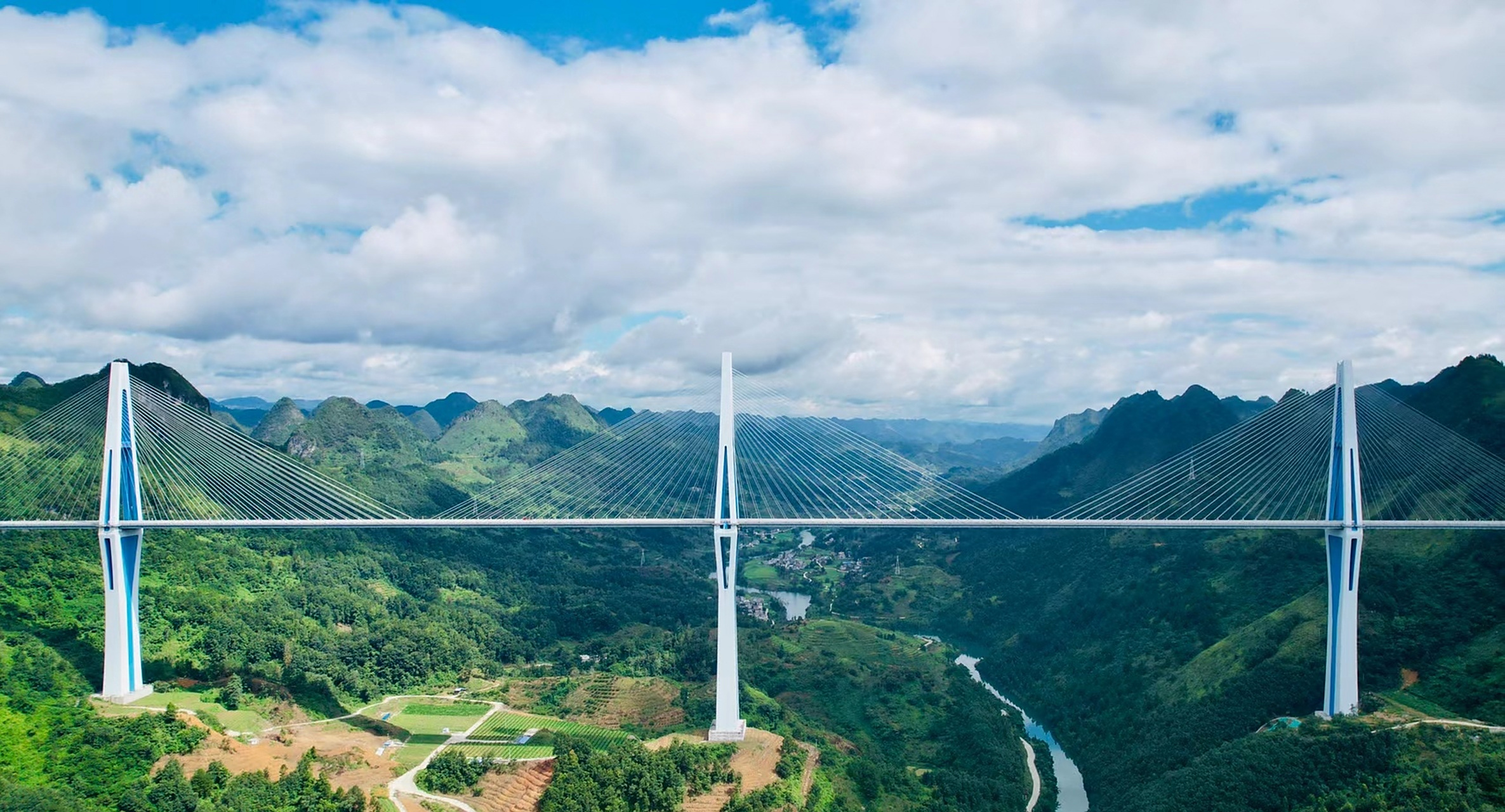 平塘大桥-天空之桥 当我行驶在路上,远远看到它第一眼的时候就被它的