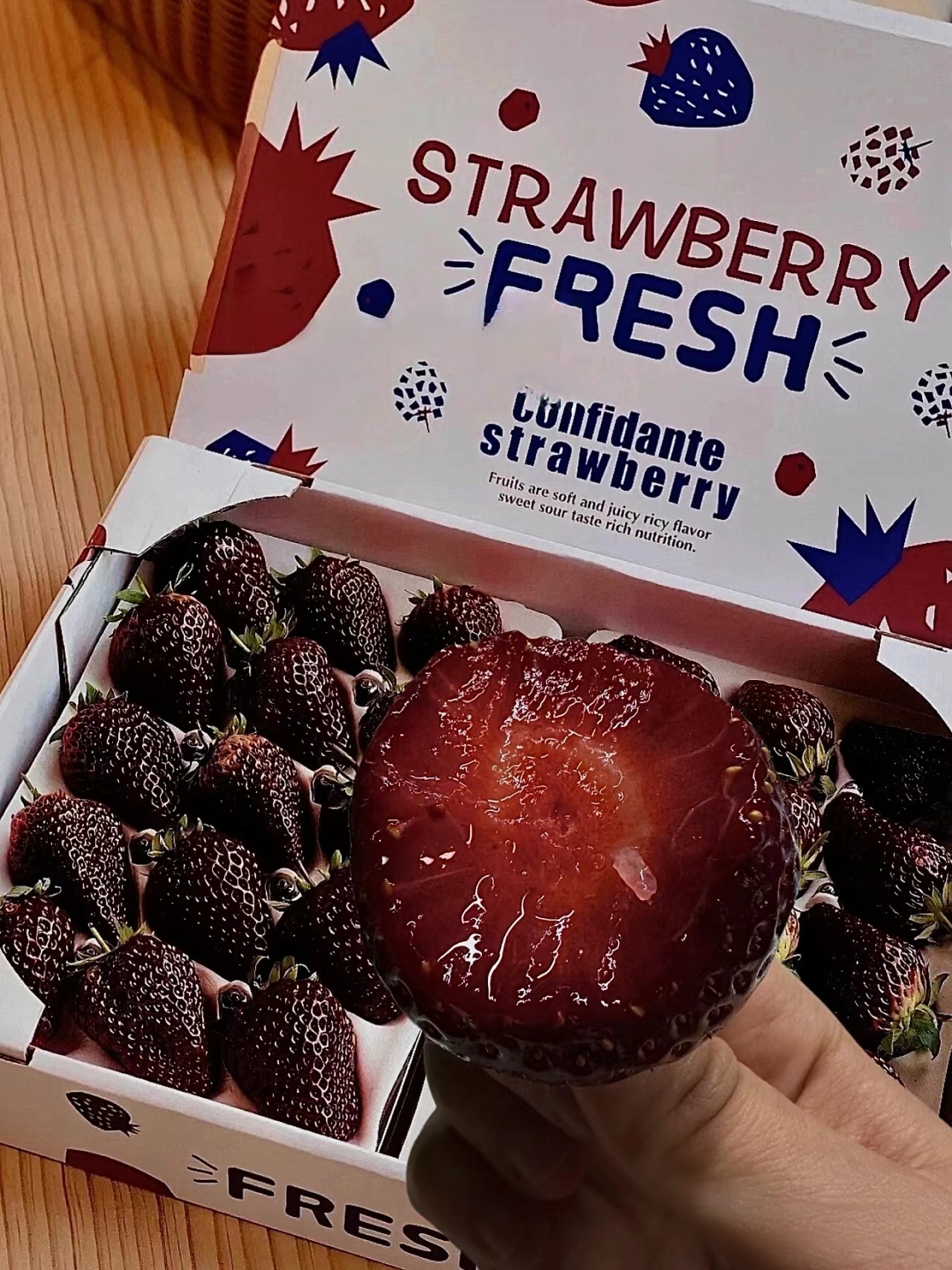 还有这种颜色的草莓?吃了不会中毒吗?