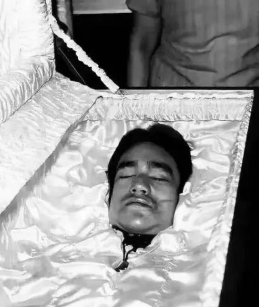 1973年,一代功夫巨星李小龙死后的遗容照