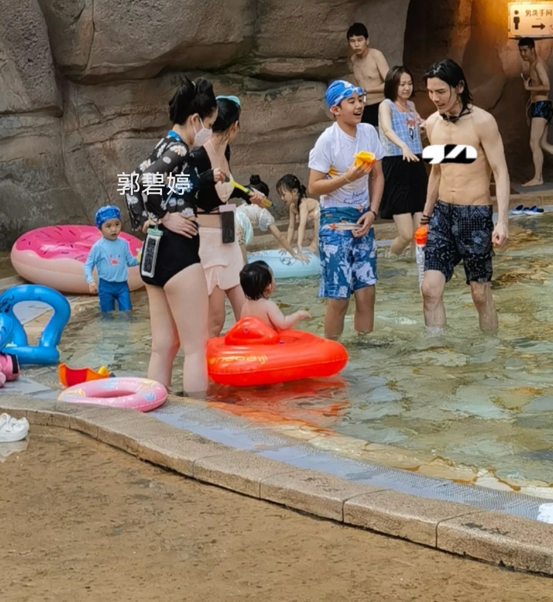 向佐一家亲子游,八块腹肌惹眼,郭碧婷泳池不摘口罩,有保镖保护