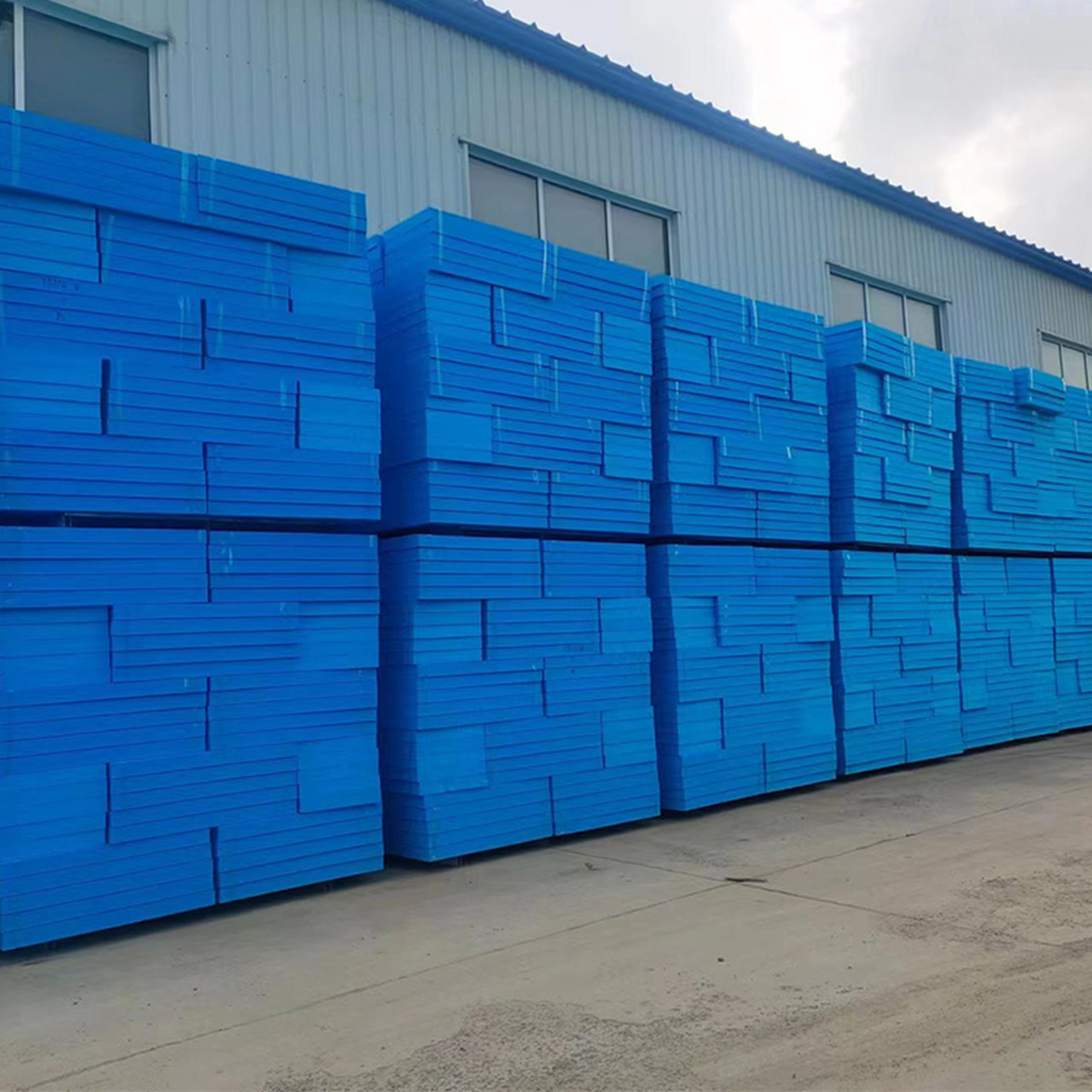 挤塑保温板是一种用于建筑保温的材料,由聚苯乙烯(eps)颗粒经过佳压