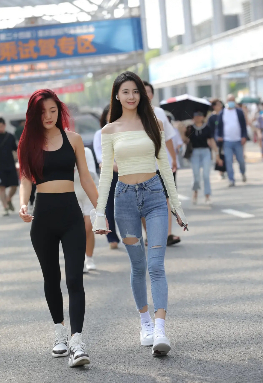 秋日生活创作季# 街拍:青春活力的小姐姐每个pose都很精彩