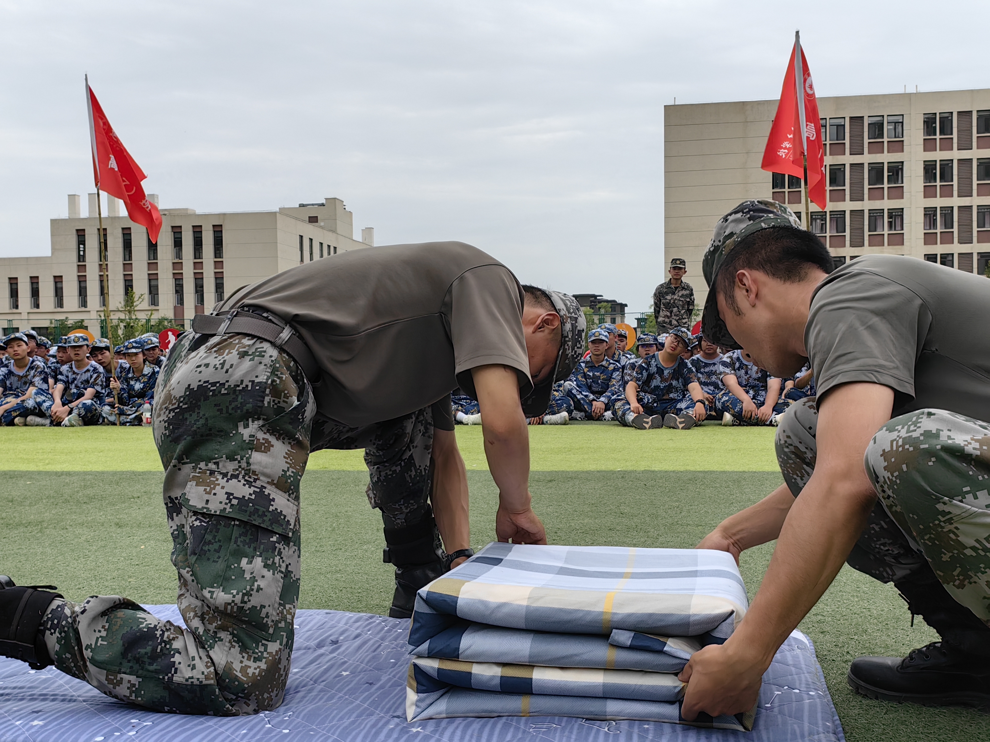 儿子今天回家说,他也想转学,不想在这个学校上学了,让我抓紧联系一下!