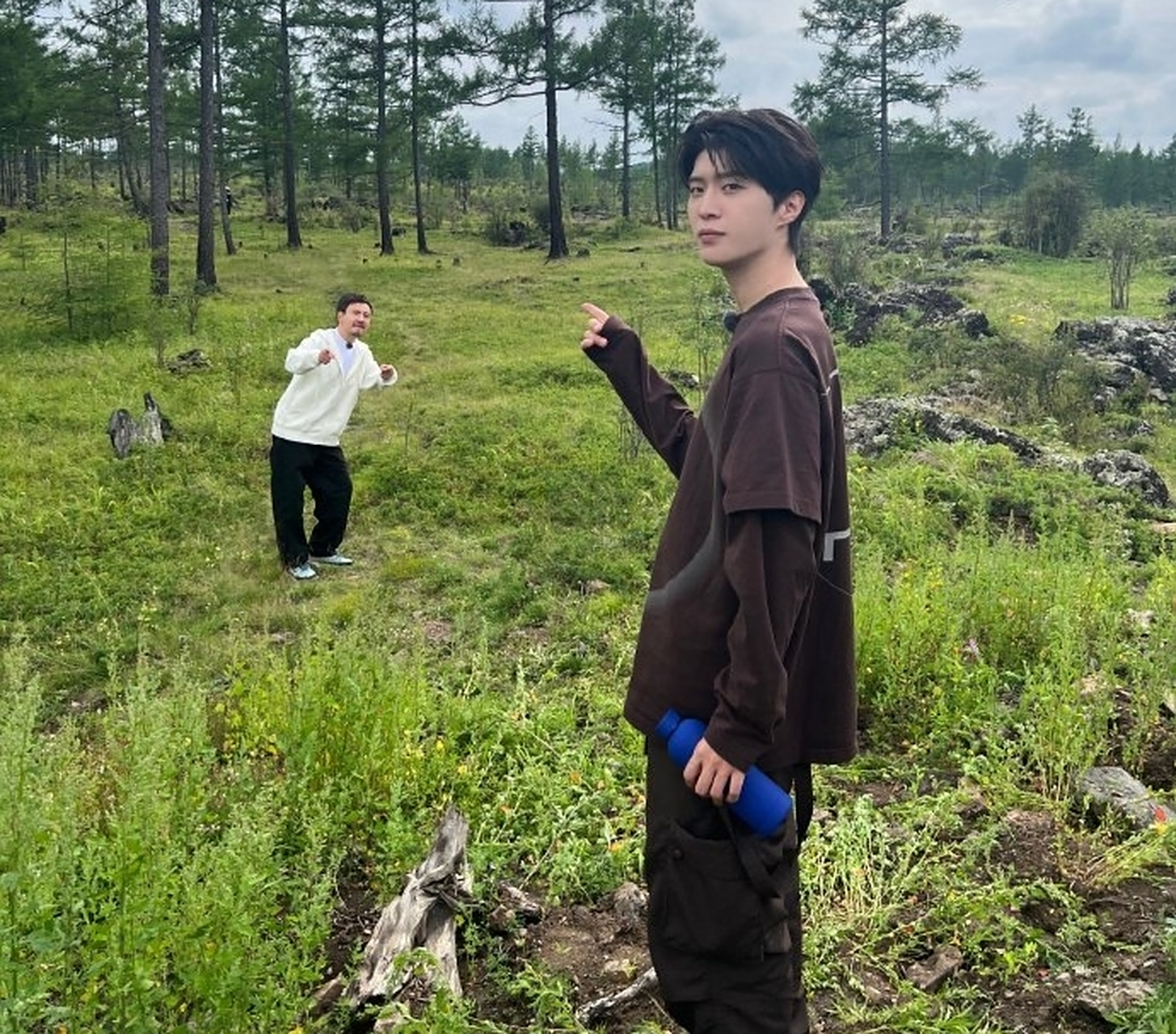 范丞丞晒与沈腾搞怪照片,并配文:"超能腾哥,现在出发"!简直太好笑啦!