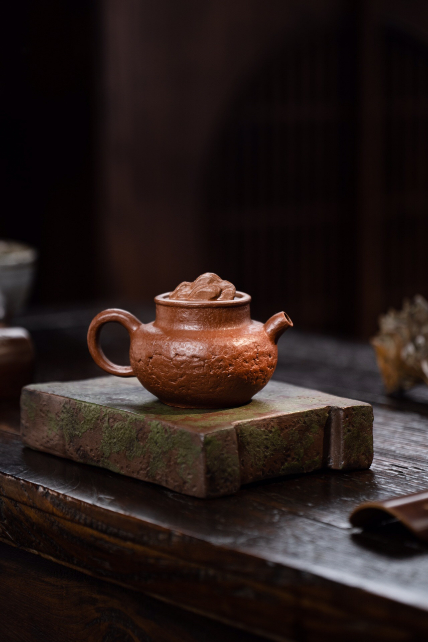 欣赏山峦的壮丽,品味雨菲的段泥粉朱泥壶.