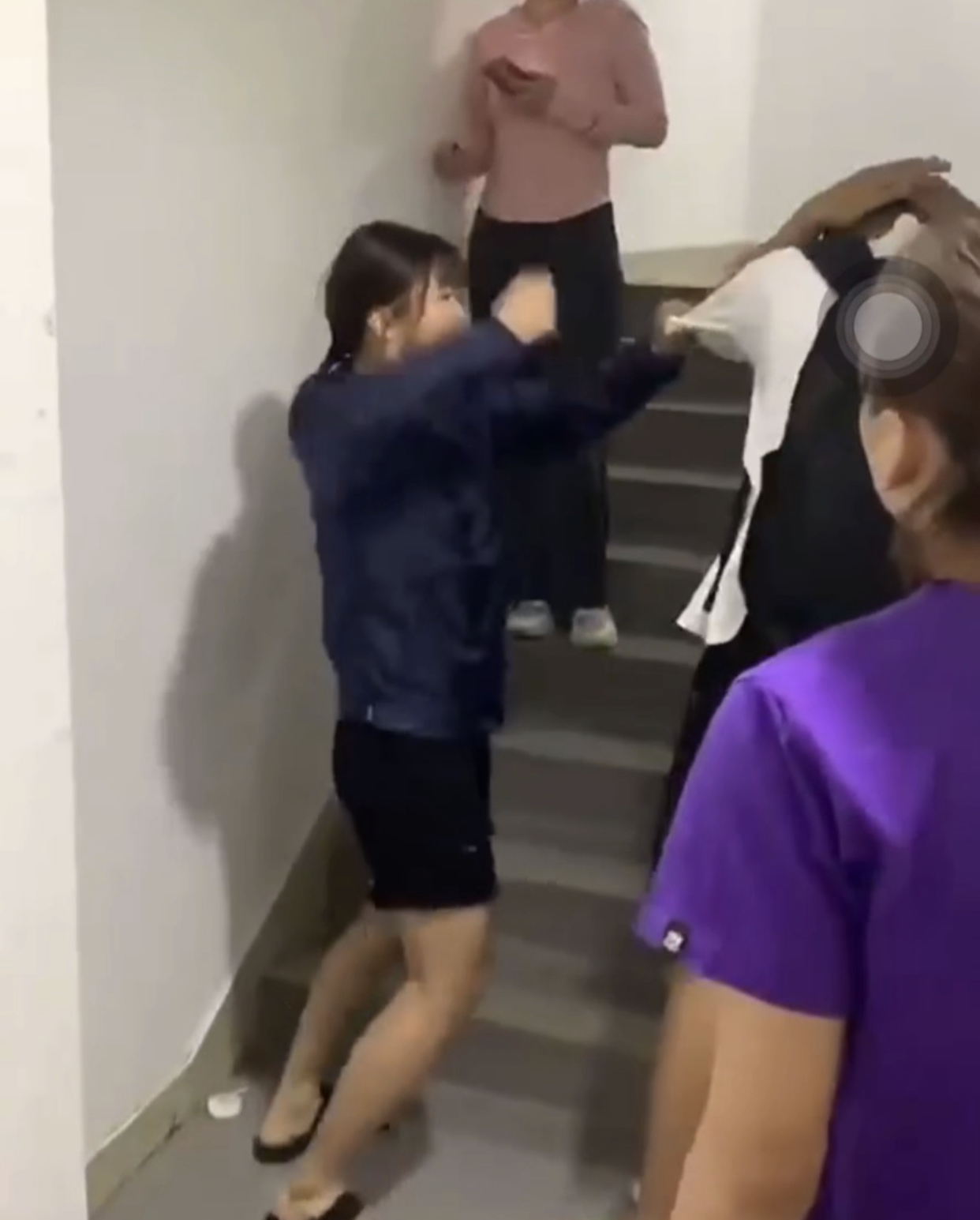 江苏:一女生暴扇2男生,打出鼻血,掌掴30余次,无人敢还手