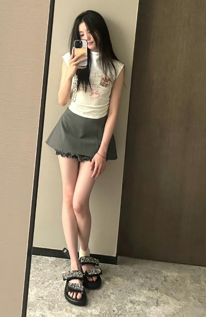 刘浩存自拍太会找角度,小个子被她拍成一米七的既视感,又白又瘦的外形