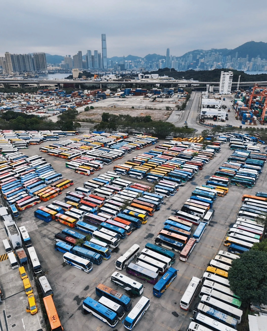 从空中俯瞰香港维多利亚港停放的400多辆大巴车,场面真的超级壮观!