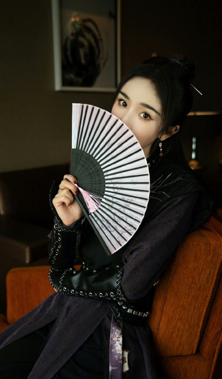 杨幂一身侠女装扮,簪发半遮面的样子论美女与扇子的适配度,非氛围感拉