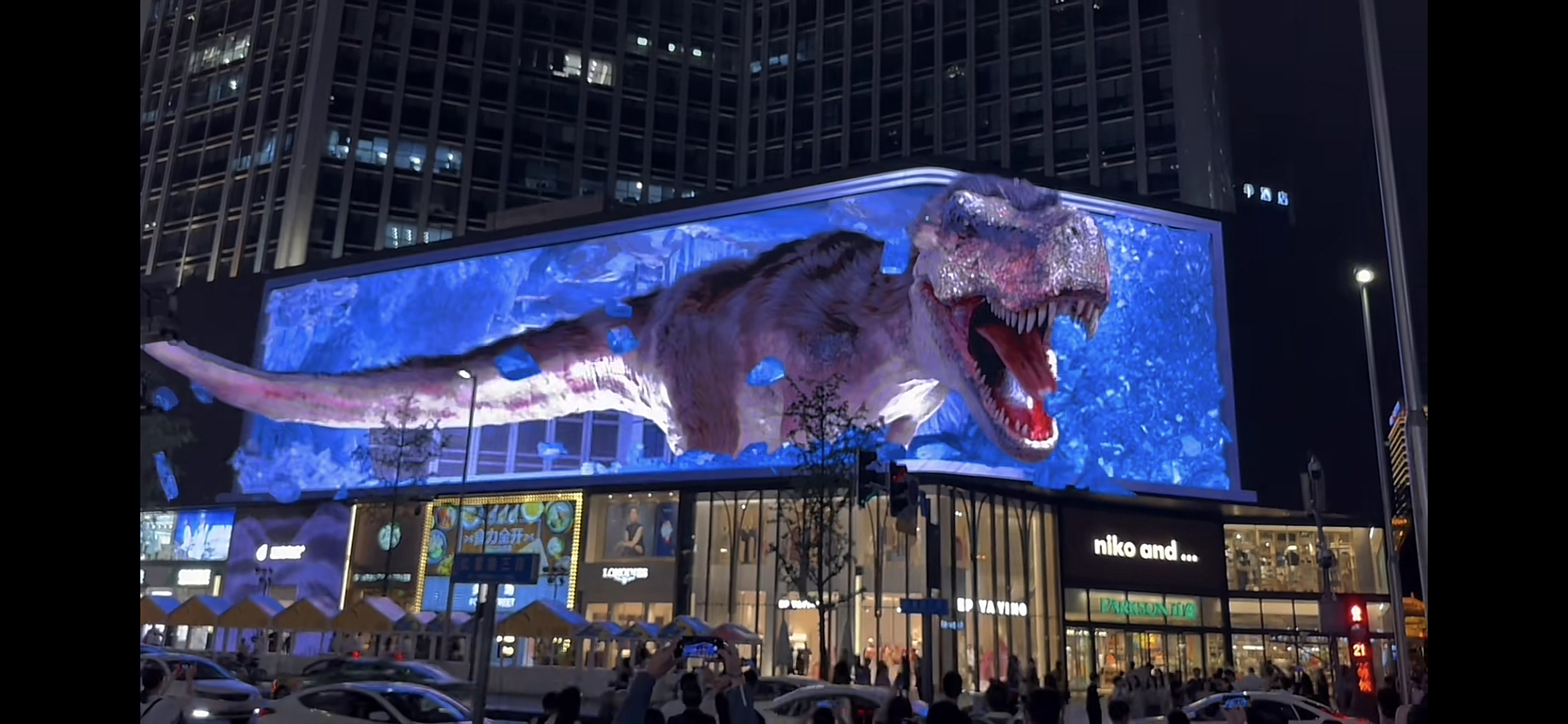成都春熙路裸眼3d大屏,侏罗纪恐龙破窗而出,效果逼真,真的太震撼了!