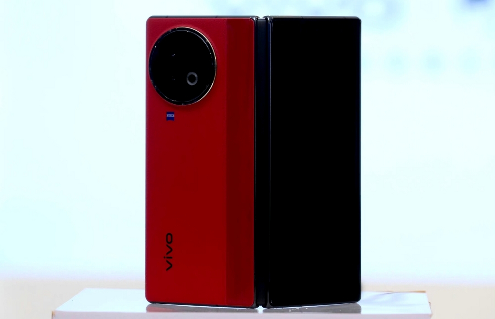 vivoxfold2真机首曝,根据图片可知,新机的摄像头模组依旧采用圆形设计