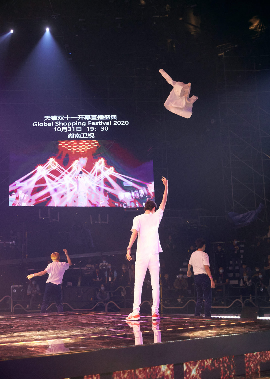 王一博双十一彩排,小跑入场,扔衣服动作反复练习力求精益求精