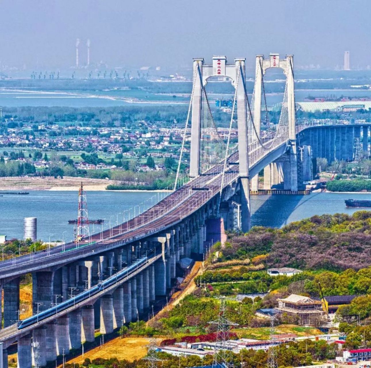 中国桥梁丨五峰山长江大桥  2020年,中国桥梁建设者不断勾勒出更多