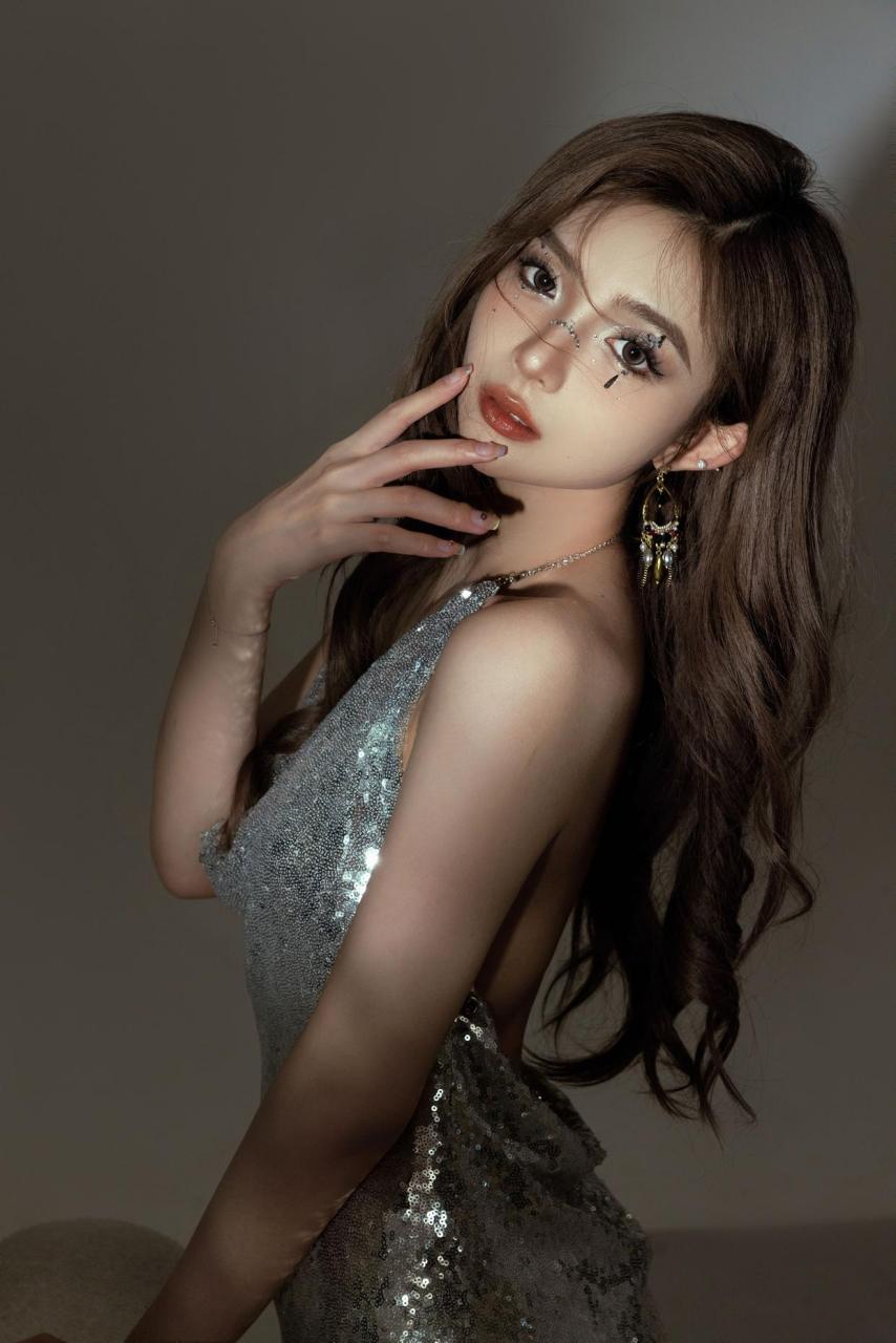 许杨玉琢身着银色吊带亮片露背裙,展现出她既酷美又迷人的气质.