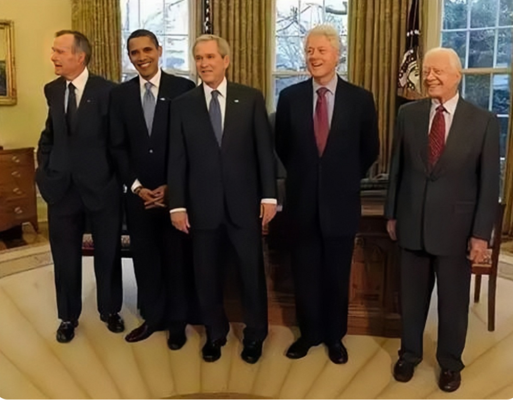 这是张非常罕见的照片,五位美国前总统在总统办公室的合影,左起依次是