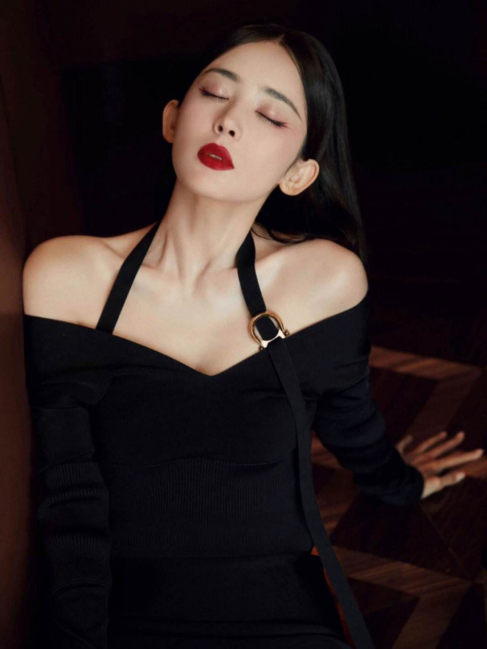 古力娜扎穿黑色连衣裙露出白皙香肩,明艳动人,妩媚撩人!