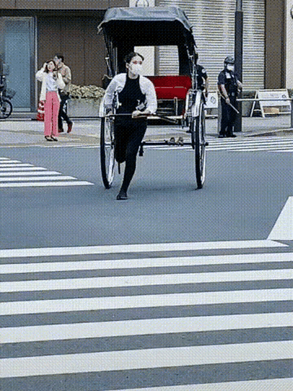 太不可思议了,日本街头居然还有美女拉洋车,这是找不到更好的工作了吗