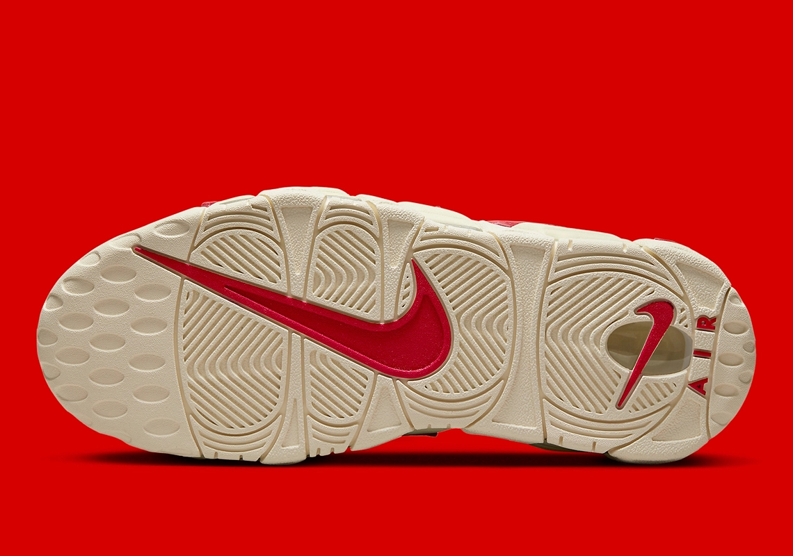 nike air more uptempo以亮红色字样脱颖而出