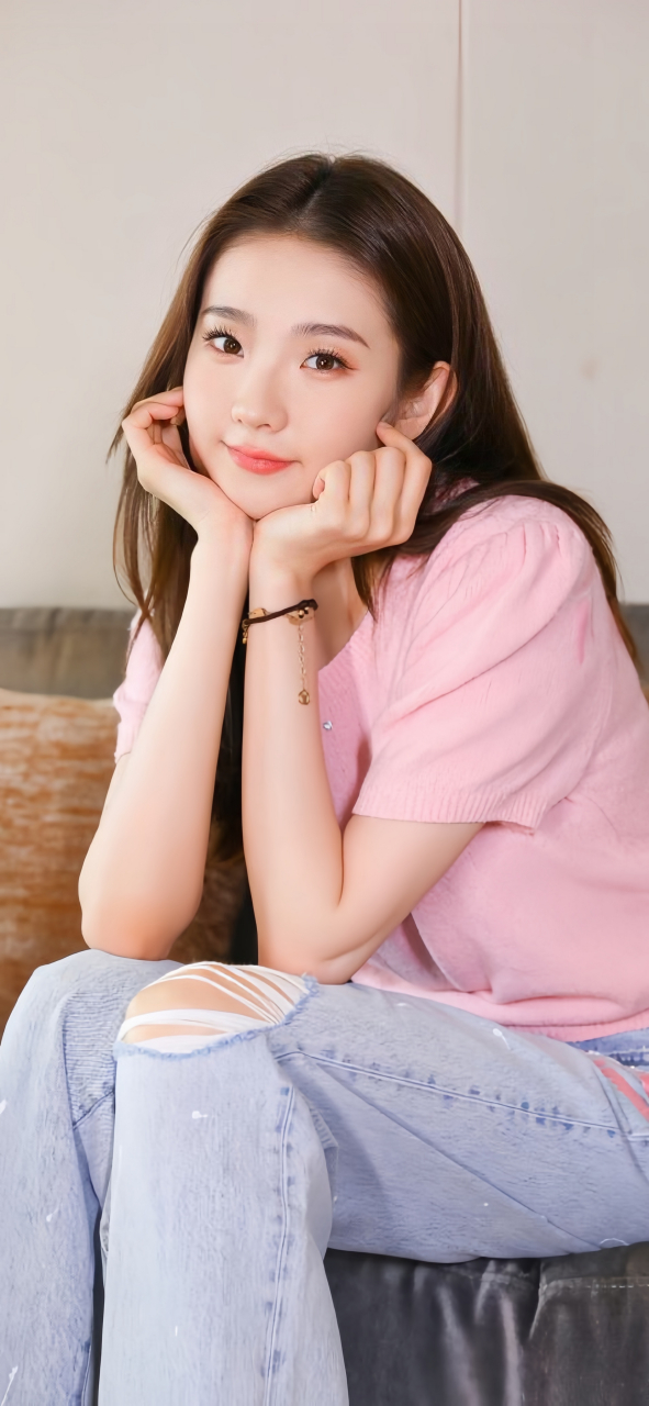 张艺凡粉色小衣服真靓丽