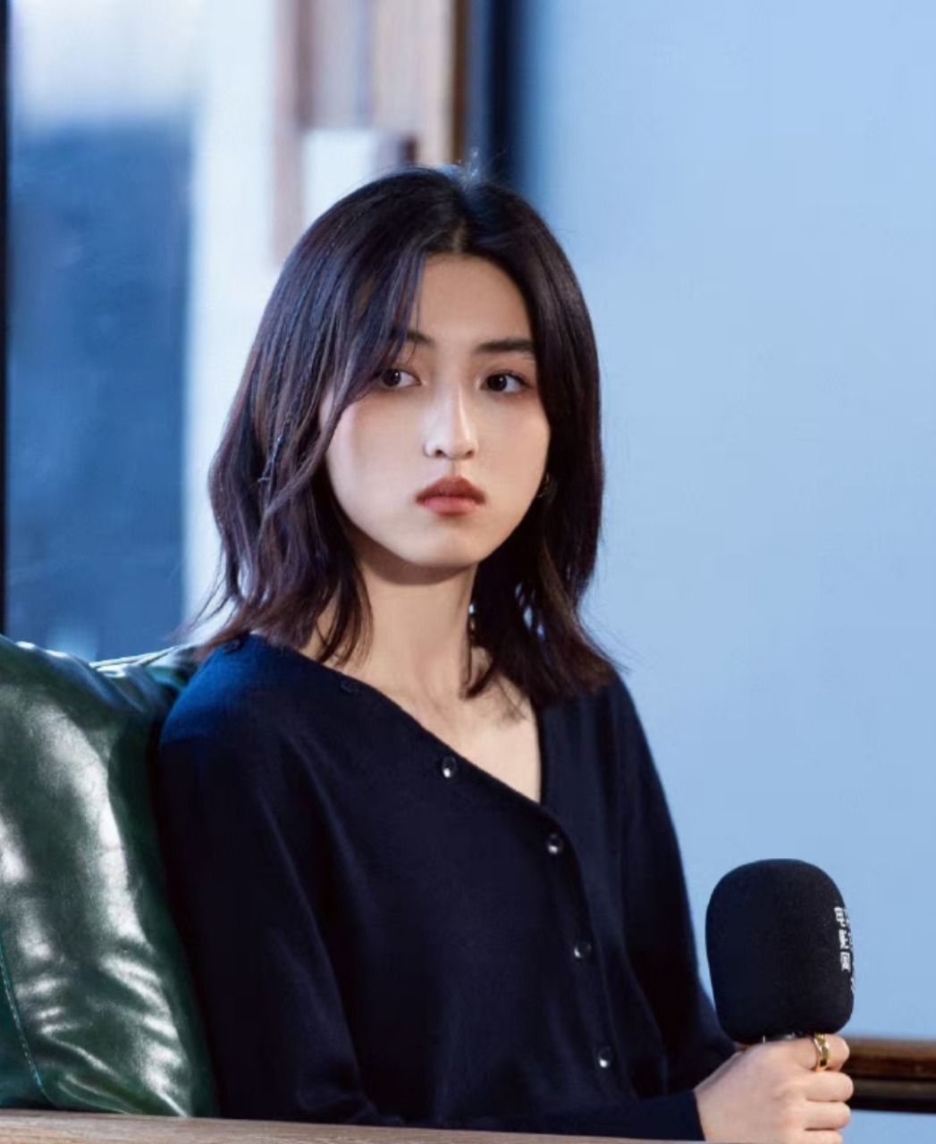 张子枫参加电影节访谈节目,一身黑色look坐在那里有影后的风采了,她比