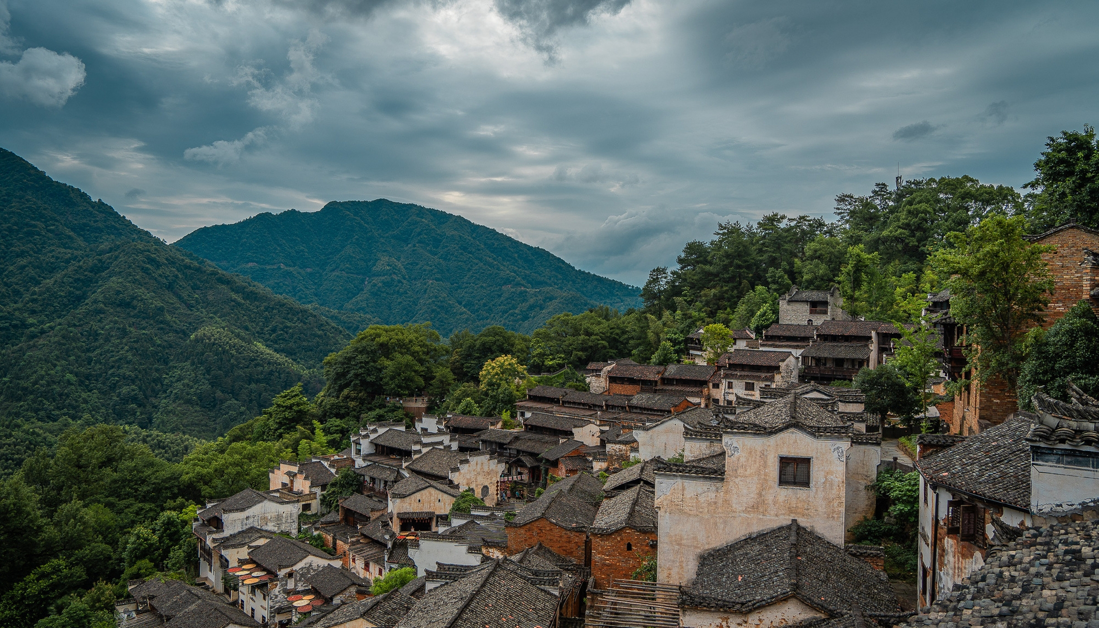 夏天去到江西婺源篁岭古村旅行,你依然会发现古村沿山崖的屋檐上,一只