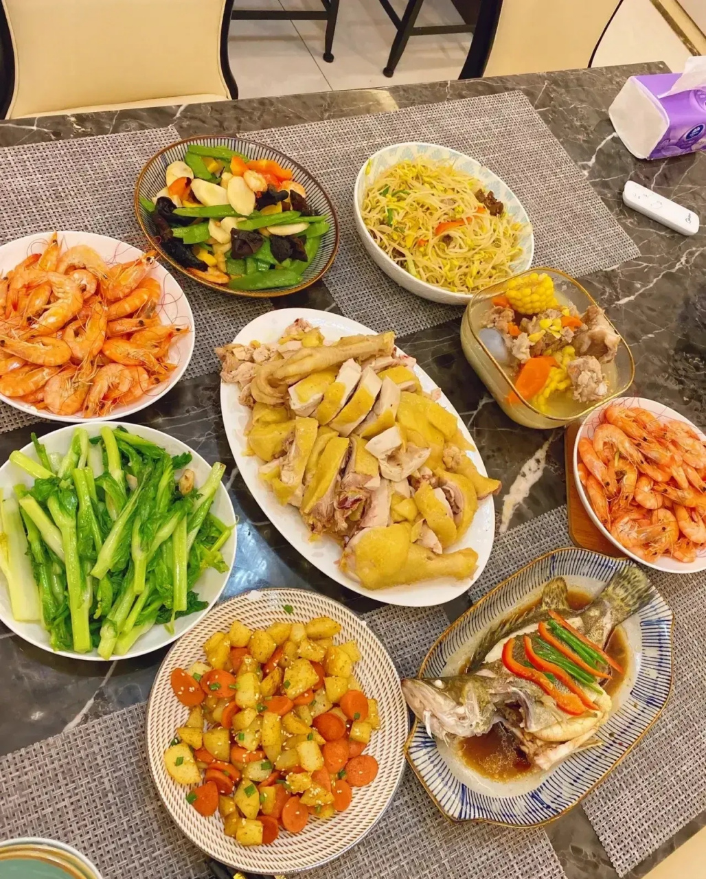 表妹家里请客,饭局期间我就说了一句烧菜炖菜和凉菜太少了,这些菜有点