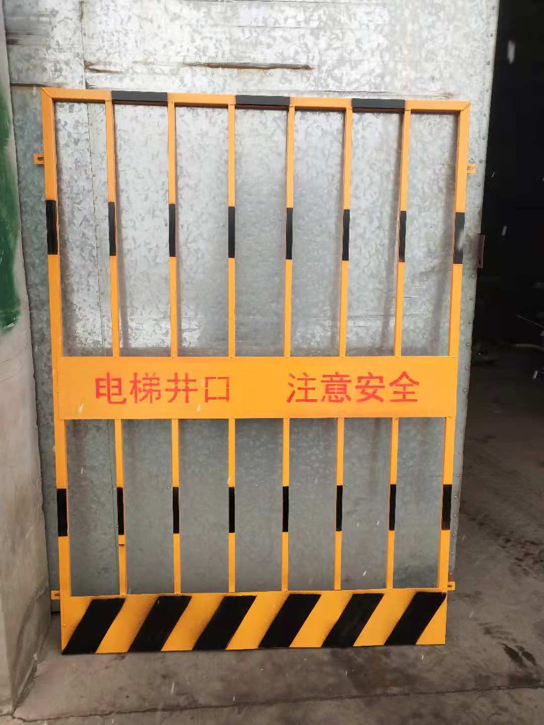 护栏网大供应商安平县鑫岩厂