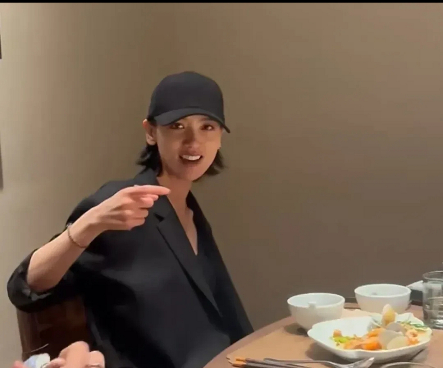 刘恺威女朋友李晓峰 别说,这个状态还真像是已经怀孕了 本人看起来很