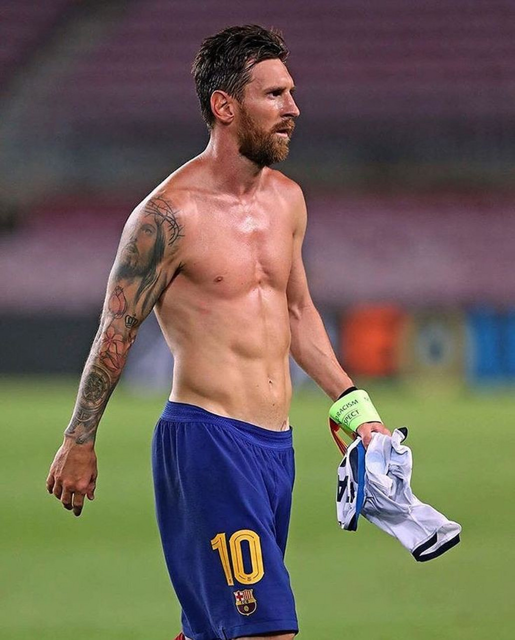 梅西露腹肌可不常见[偷笑]有一说一还挺白的