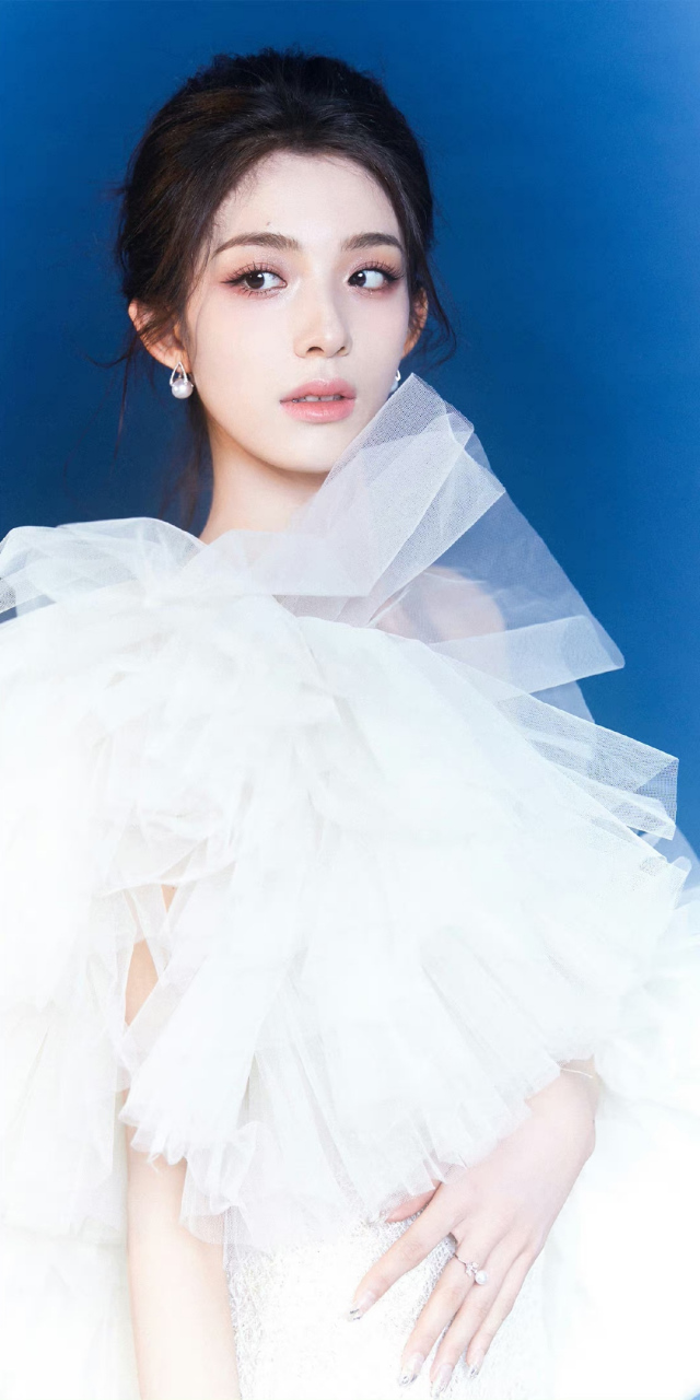 钟丽丽# 肤白貌美的容颜,白皙细嫩的肩颈线,窈窕曼妙的身材,性感妩媚