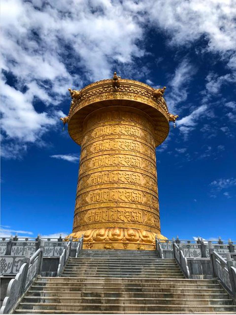 甘南玛曲娘玛寺大藏经转经筒,高约50米,重量约300