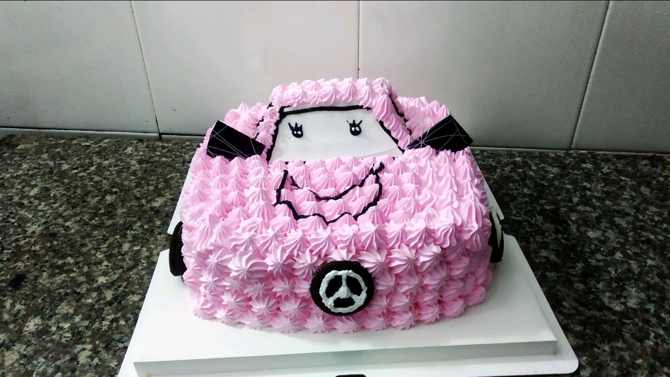 儿子过生日,亲手给他做一个小汽车生日蛋糕,他看到很开心