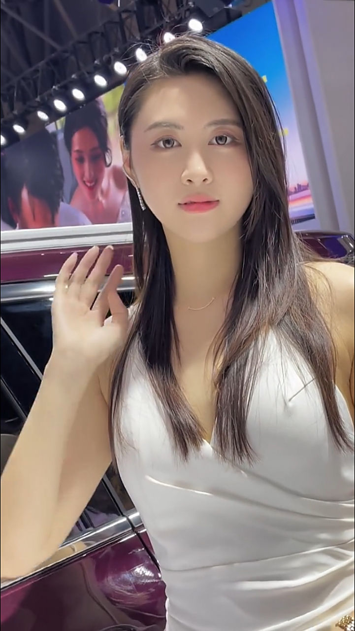 薇薇不愧是一线车模,漂亮,高挑,一级棒的好身材,秀发及腰.