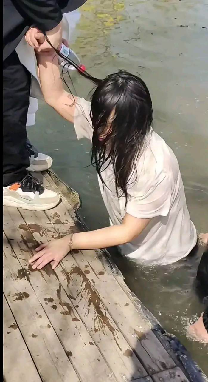 昨天看到一个女孩玩水上娱乐项目时,差点出现溺水事故,当时池子里水只