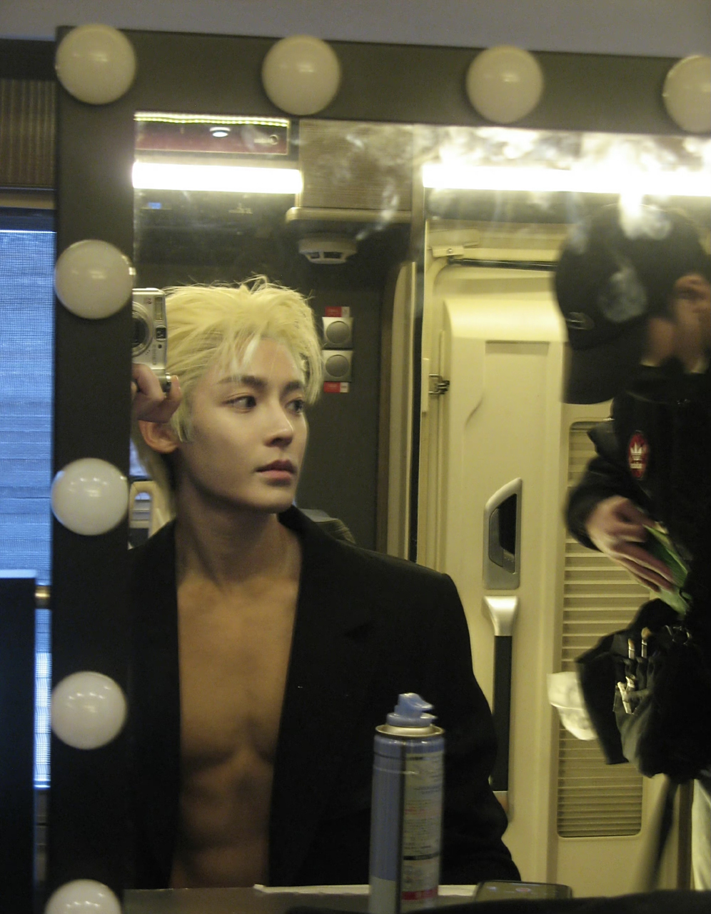 侯明昊晒腹肌照