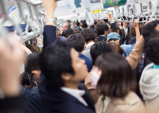 《满员电车》日本东京日常奇景“满员电车”究竟有多恐怖真实还原给你看