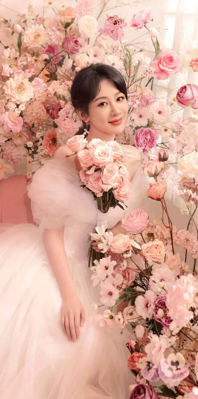杨紫520婚纱大片,玫瑰粉氛围浪漫唯美,勾勒轻盈曼妙姿态!