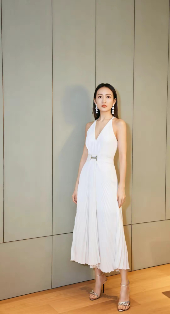 美女王鸥,白色开叉长裙,惊艳众人.#王鸥#