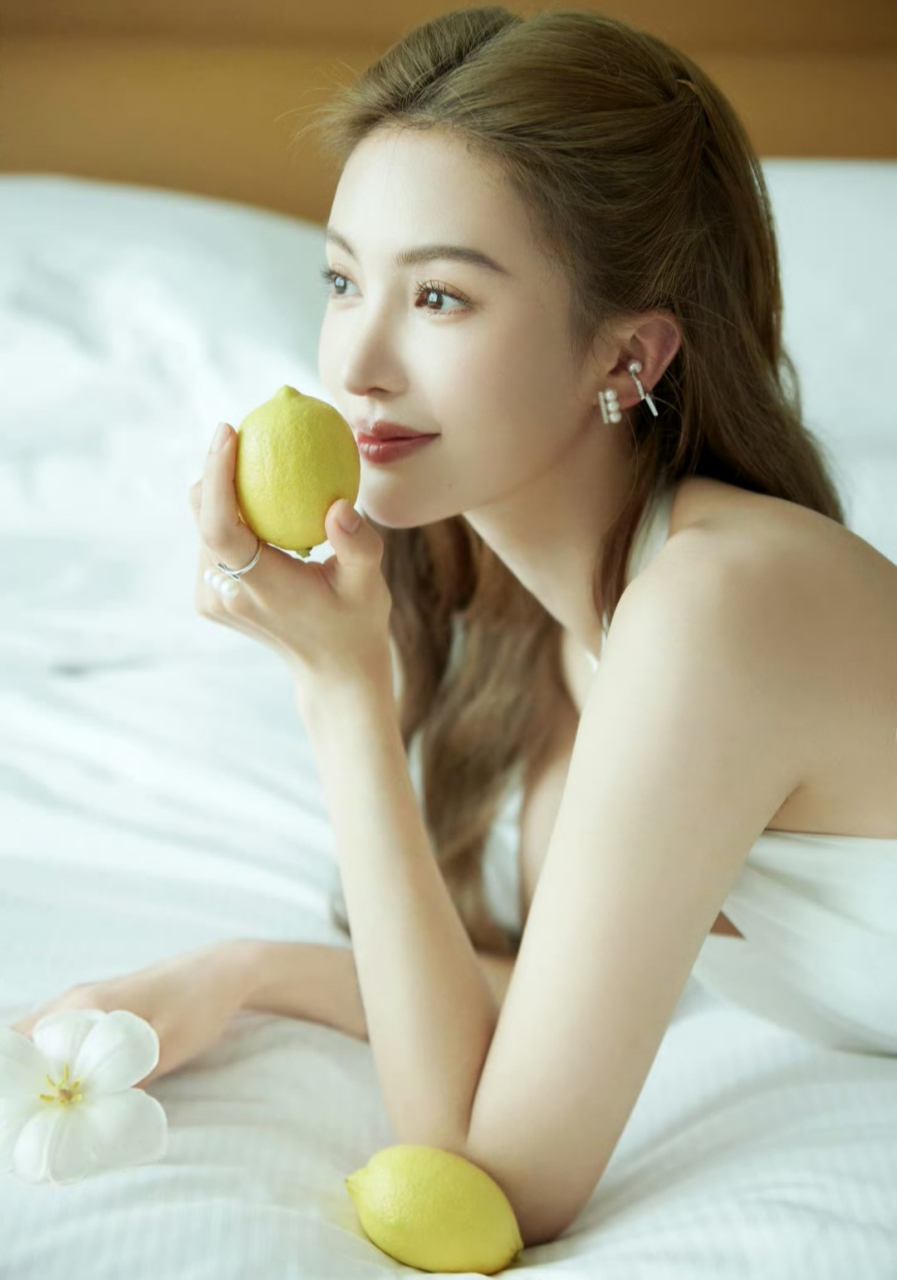 貌美如花,倾国倾城的#金晨# 精致立体的五官,白皙水嫩的肌肤,性感妖娆