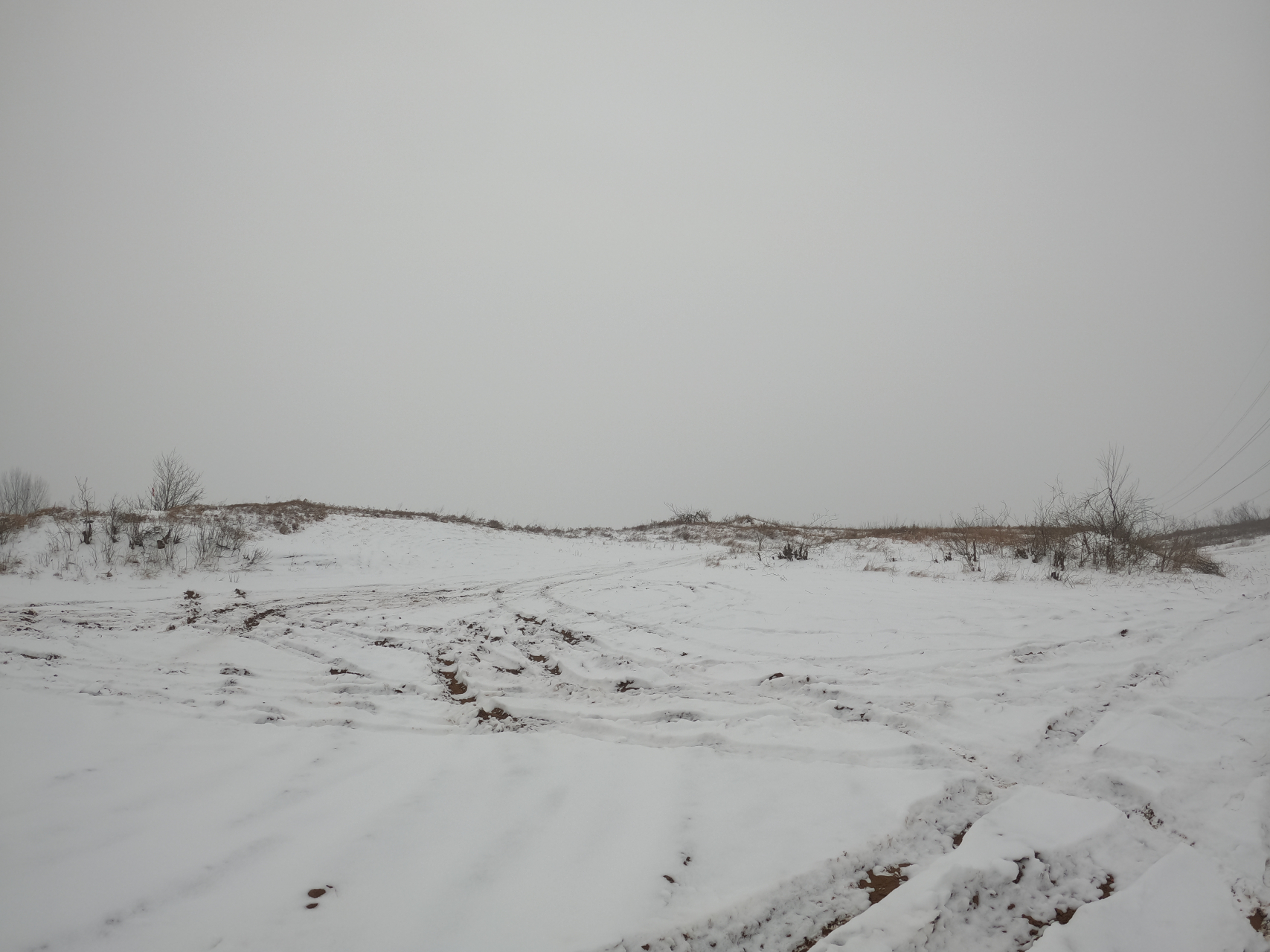 河南新乡延津杨庄村的冬天,没有了夏天人山人海的景象,迎来的则是沙土