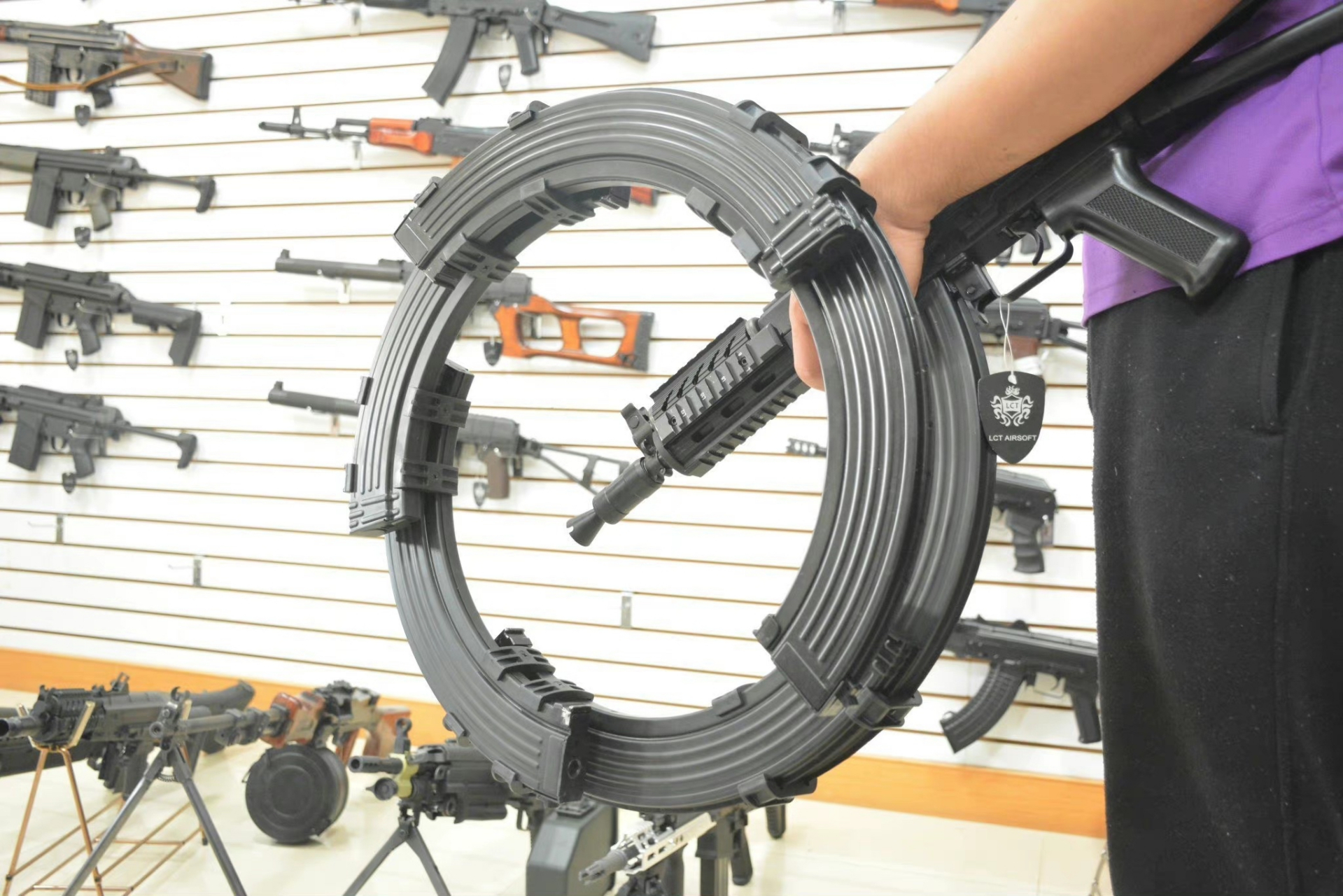 轻兵器科普# 旋风ak,到底装了多少发弹呢?