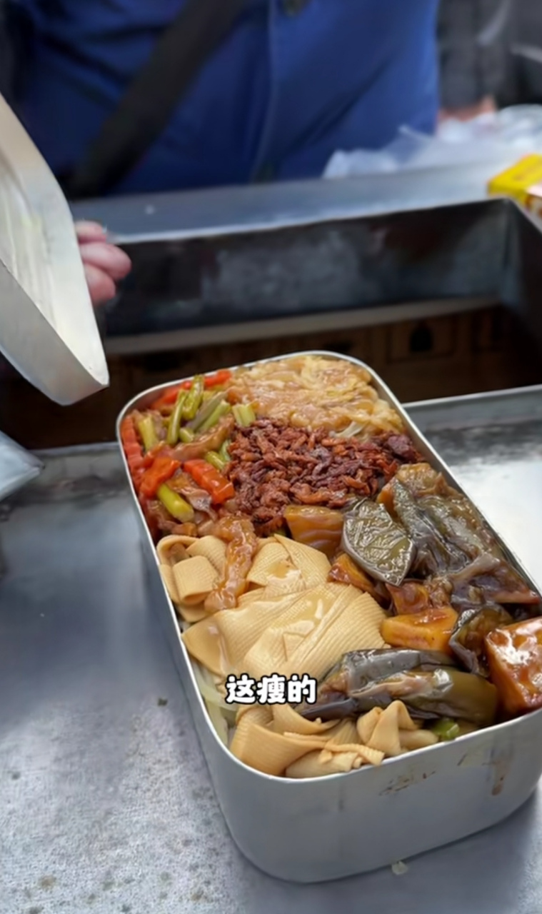 小时候的铝饭盒,12块钱六个菜还给一瓶水和咸菜,大蒜.