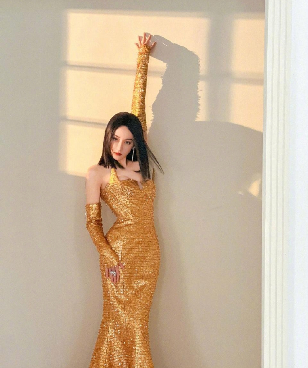 迪丽热巴是真美,一袭金色亮片抹胸裙,身姿妖娆,妩媚性感,气场十足!