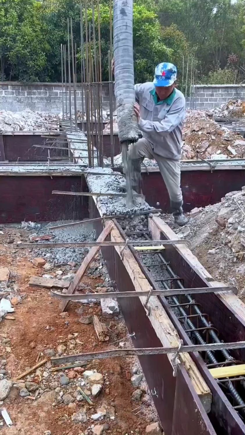 自建房圈梁浇筑施工现场