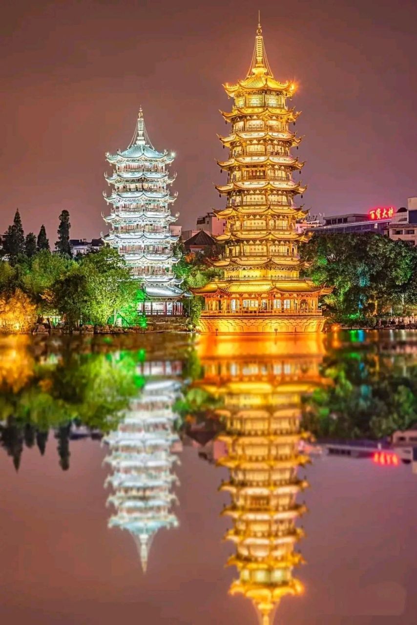 桂林,日月双塔,夜晚的风光真惊艳[亲吻]