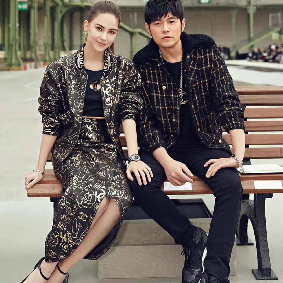 组图：周杰伦晒合照为昆凌庆生两人凑近自拍秀恩爱很是甜蜜